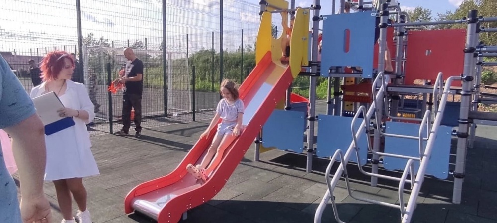 В совхозе «Боровский» Калужской области юные жители опробовали все горки на новой детской площадке